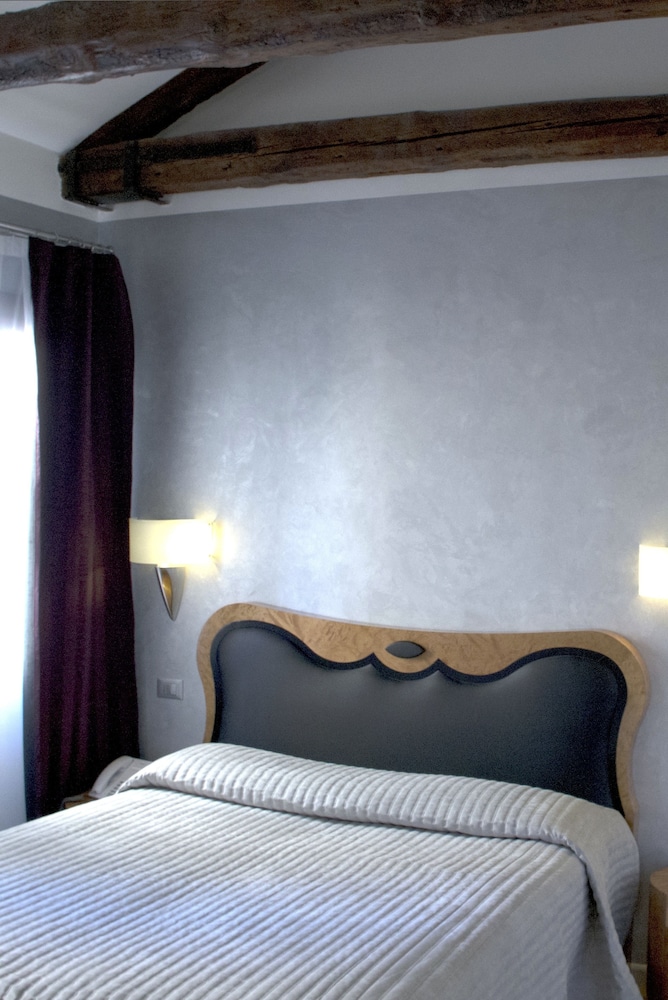 Hotel Paganelli — Hotel rooms in Venice, Veneto