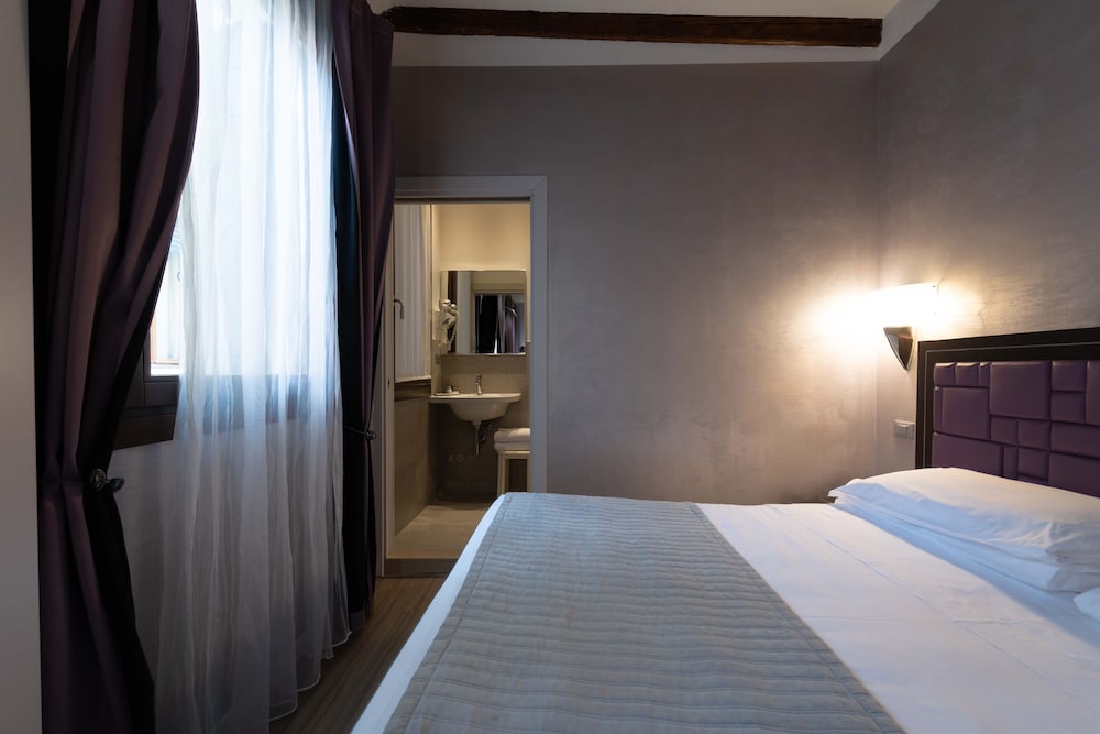 Hotel Paganelli — Hotel rooms in Venice, Veneto