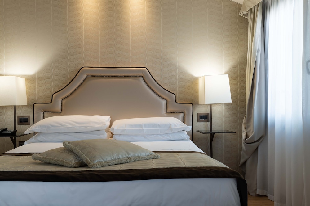 Hotel Paganelli — Hotel rooms in Venice, Veneto