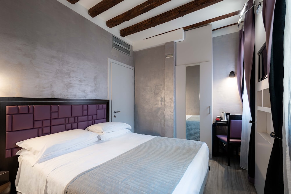 Hotel Paganelli — Hotel rooms in Venice, Veneto