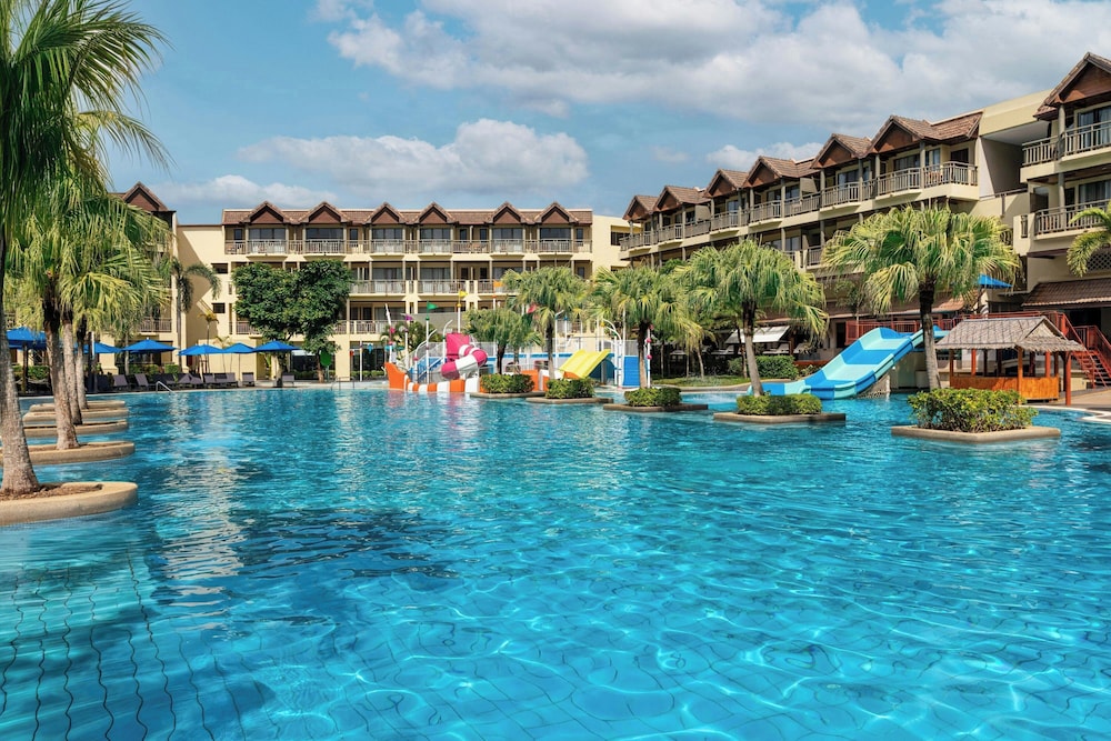 Phuket Marriott Resort & Spa, Merlin Beach — Swimming pool in Patong Beach, Phuket Province
