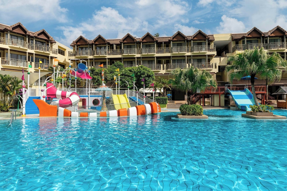 Phuket Marriott Resort & Spa, Merlin Beach — Swimming pool in Patong Beach, Phuket Province