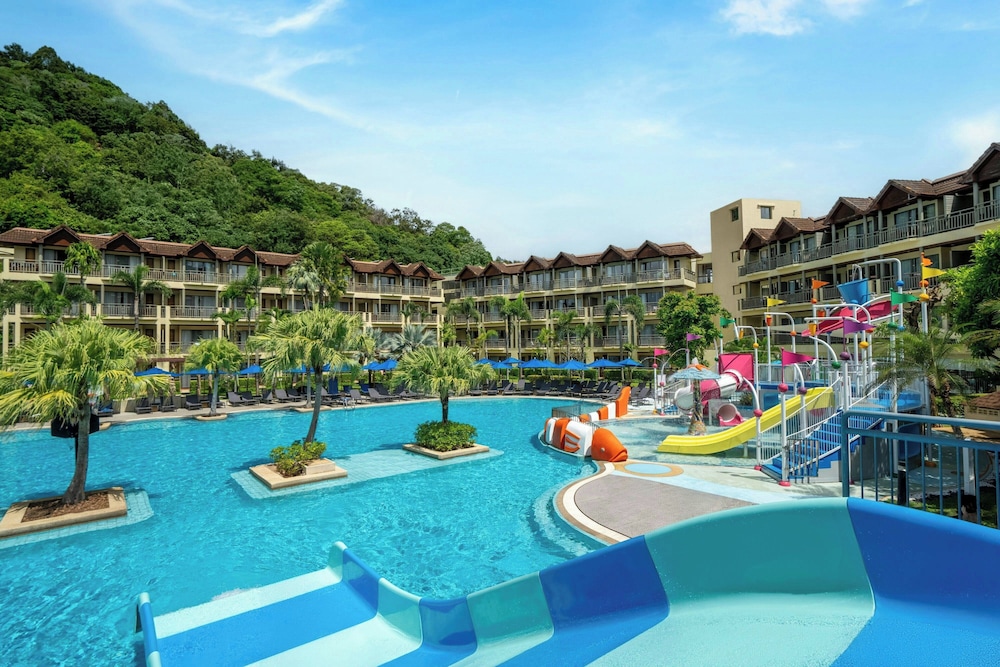 Phuket Marriott Resort & Spa, Merlin Beach — Swimming pool in Patong Beach, Phuket Province