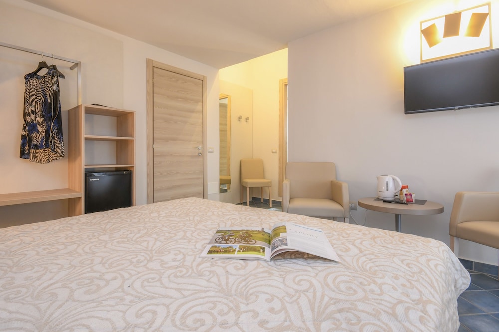 Hotel Riel — Hotel rooms in Sirmione, Lombardy