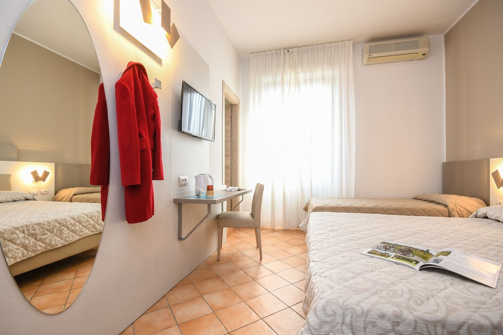 Hotel Riel — Hotel rooms in Sirmione, Lombardy