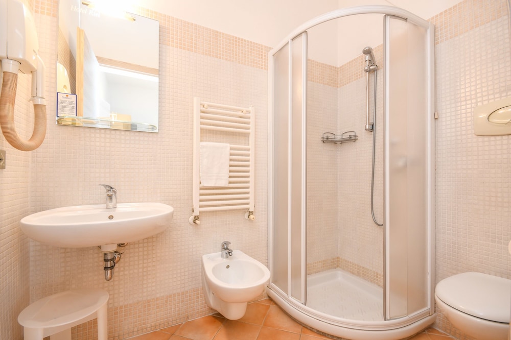 Hotel Riel — Hotel rooms in Sirmione, Lombardy