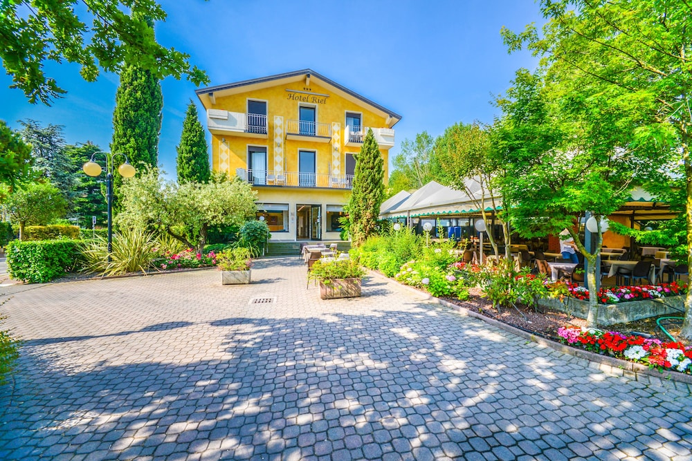 Hotel Riel — Hotel building in Sirmione, Lombardy