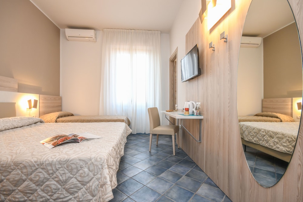 Hotel Riel — Hotel rooms in Sirmione, Lombardy