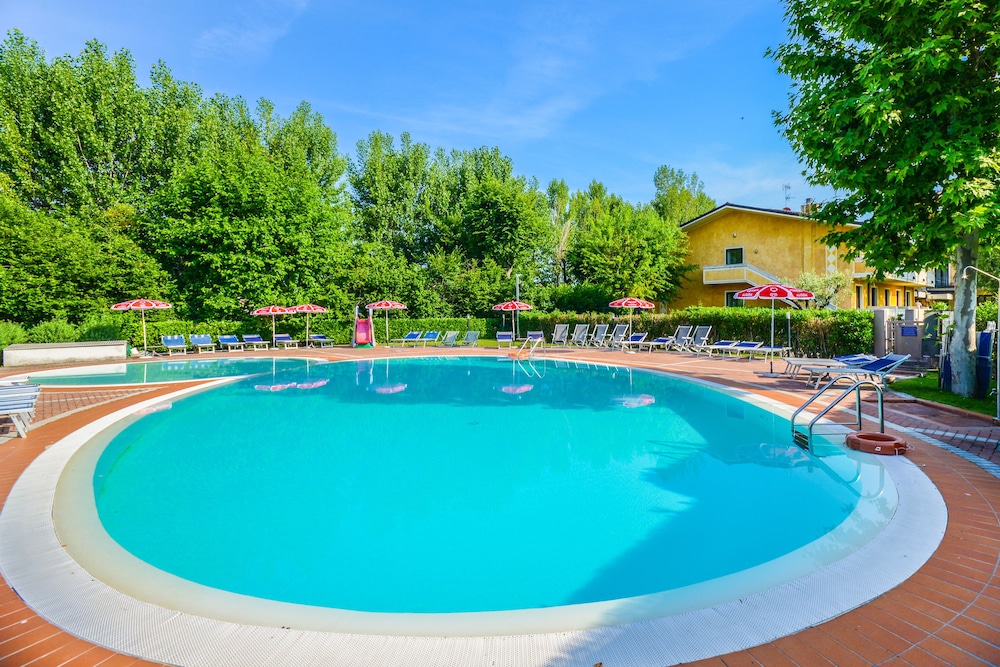 Hotel Riel — Swimming pool in Sirmione, Lombardy