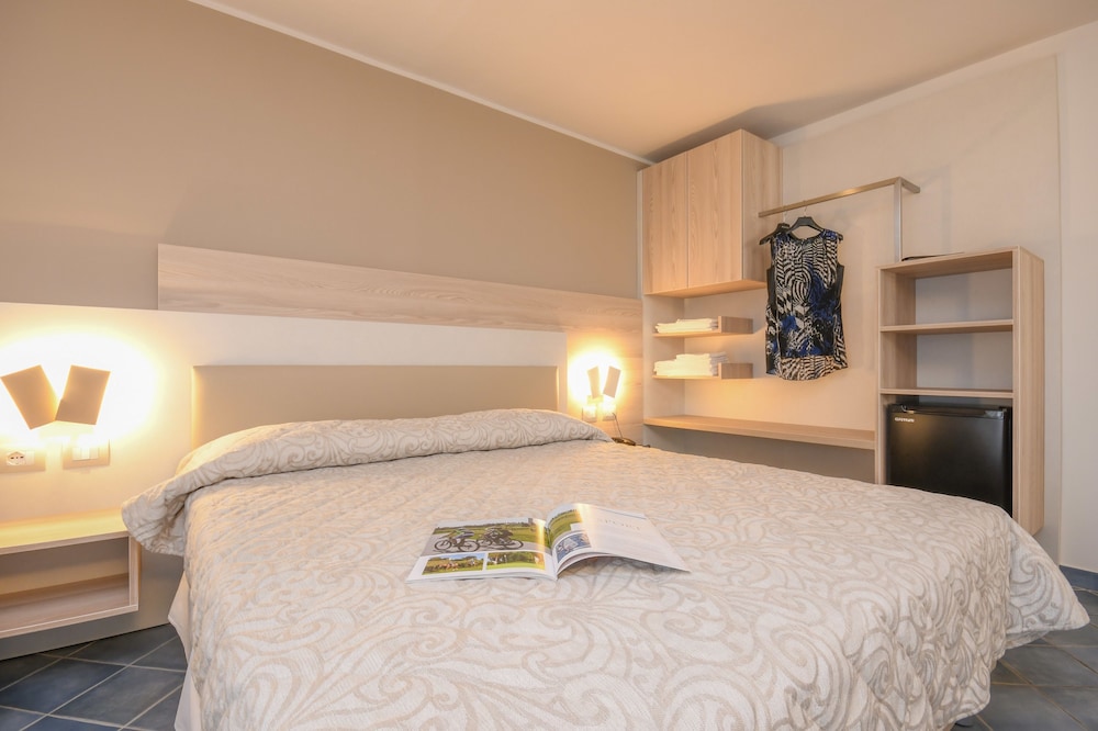 Hotel Riel — Hotel rooms in Sirmione, Lombardy