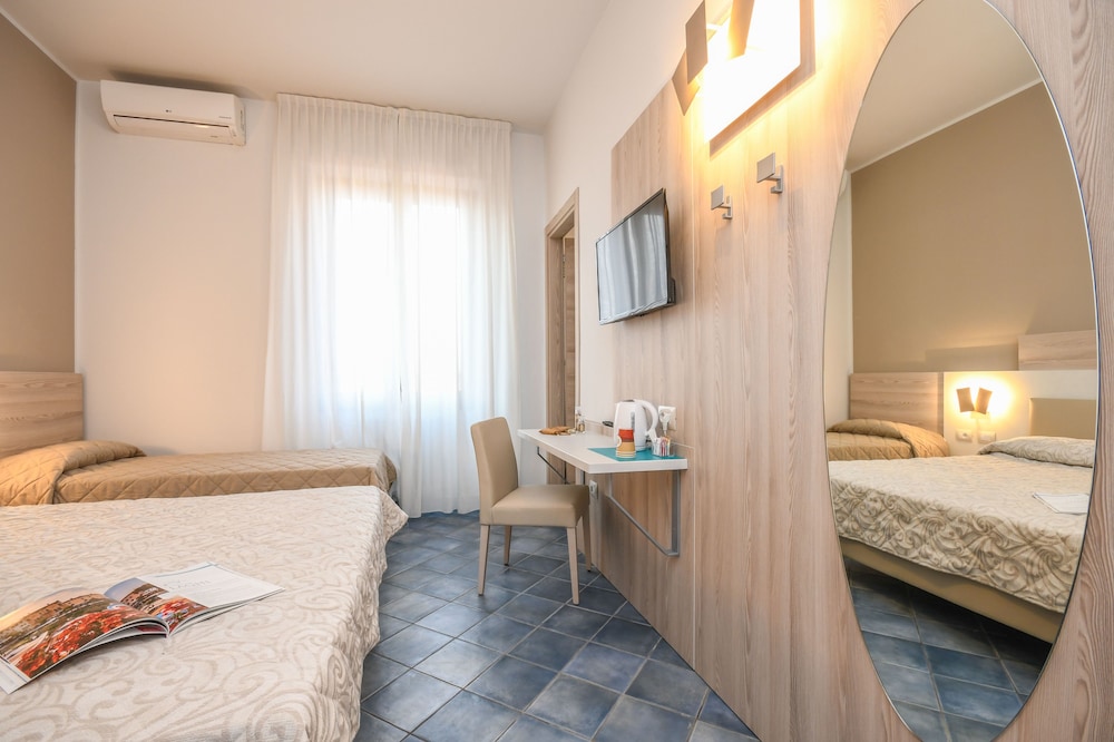 Hotel Riel — Hotel rooms in Sirmione, Lombardy
