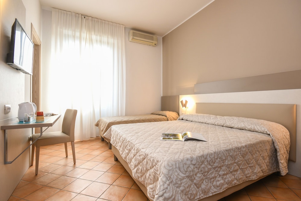 Hotel Riel — Hotel rooms in Sirmione, Lombardy