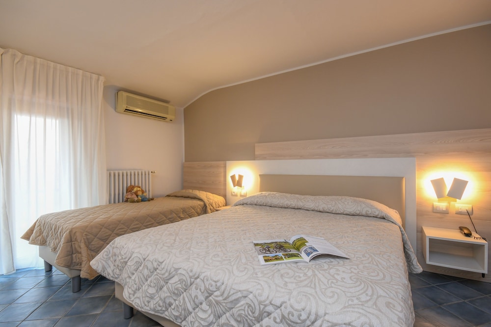Hotel Riel — Hotel rooms in Sirmione, Lombardy
