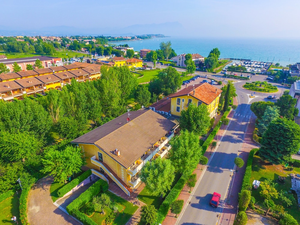 Hotel Riel — Hotel building in Sirmione, Lombardy