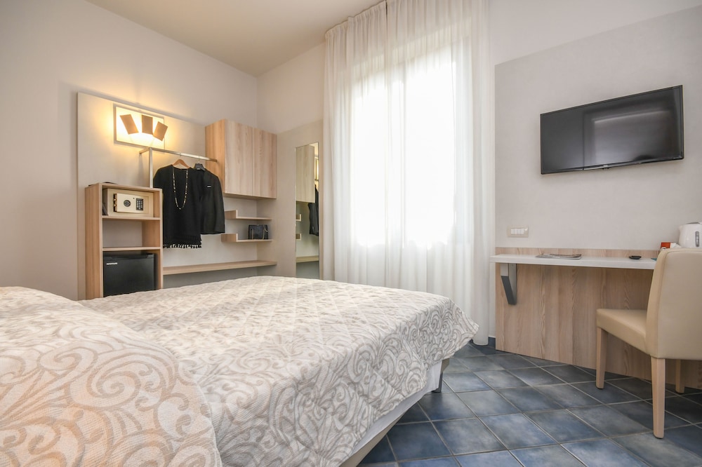 Hotel Riel — Hotel rooms in Sirmione, Lombardy