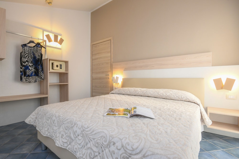 Hotel Riel — Hotel rooms in Sirmione, Lombardy