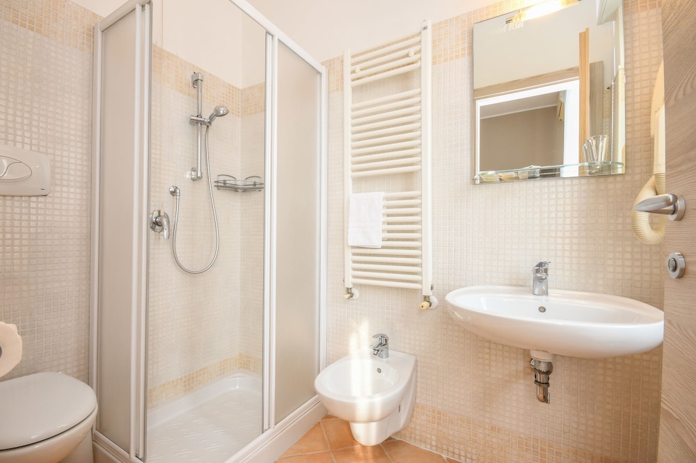 Hotel Riel — Hotel rooms in Sirmione, Lombardy