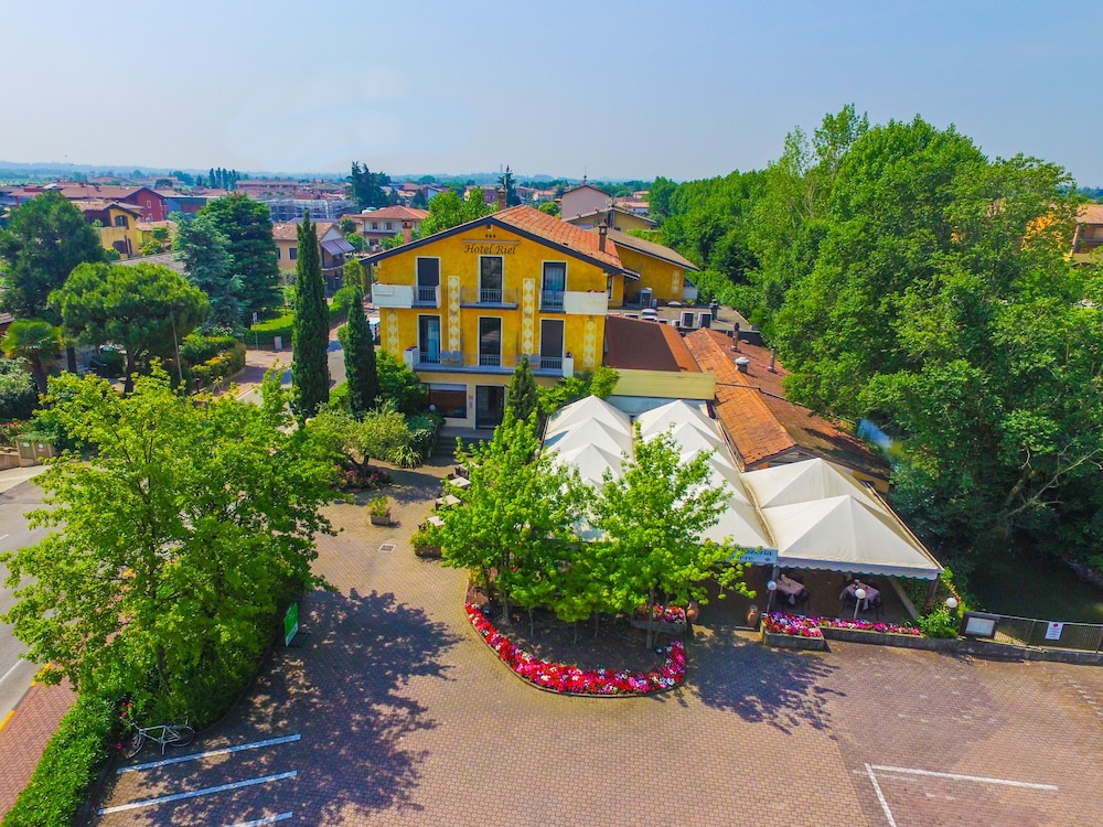 Hotel Riel — Hotel building in Sirmione, Lombardy
