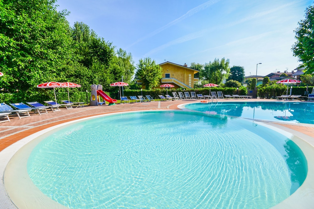 Hotel Riel — Swimming pool in Sirmione, Lombardy