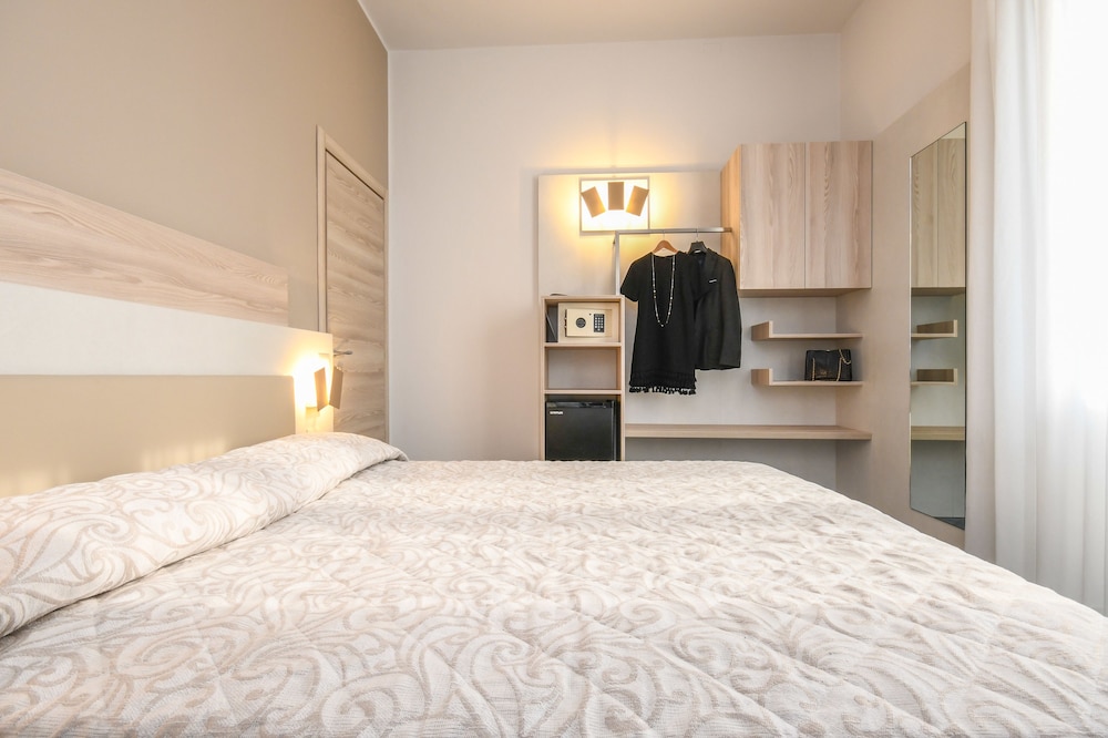Hotel Riel — Hotel rooms in Sirmione, Lombardy