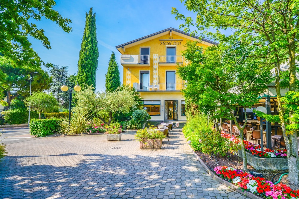 Hotel Riel — Hotel building in Sirmione, Lombardy