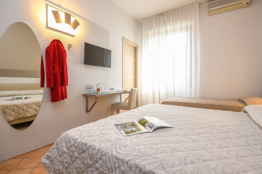 Hotel Riel — Hotel rooms in Sirmione, Lombardy