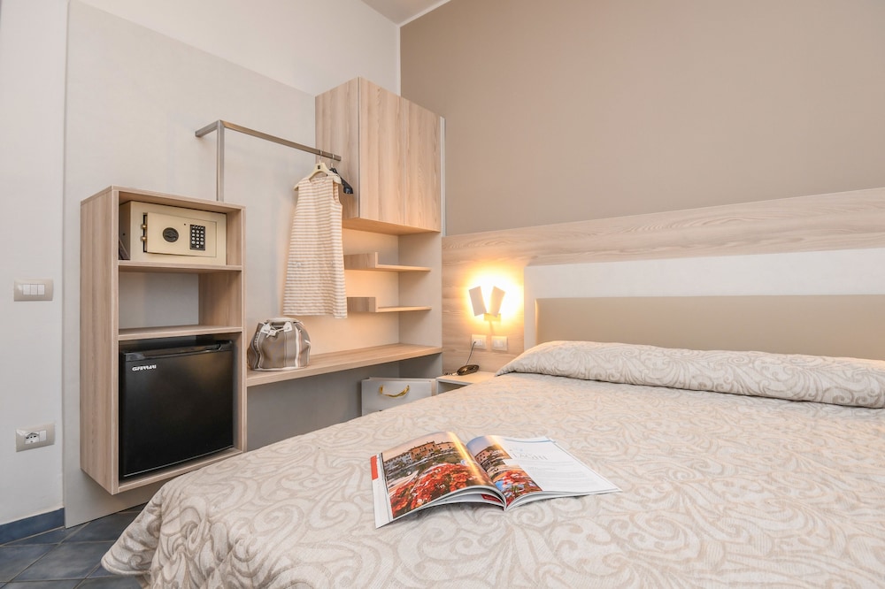Hotel Riel — Hotel rooms in Sirmione, Lombardy
