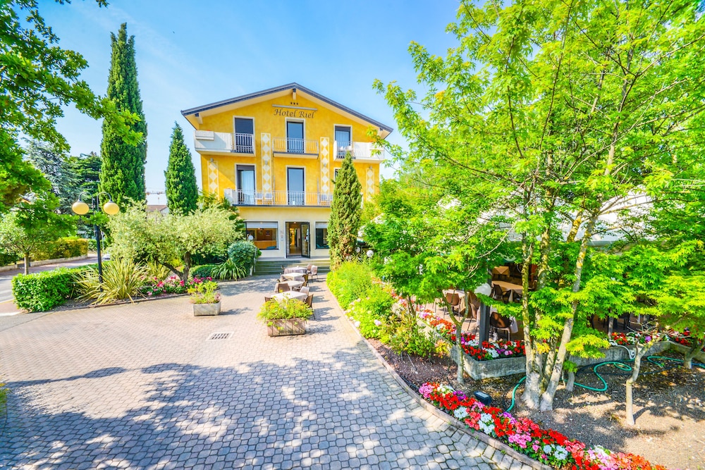 Hotel Riel — Hotel building in Sirmione, Lombardy