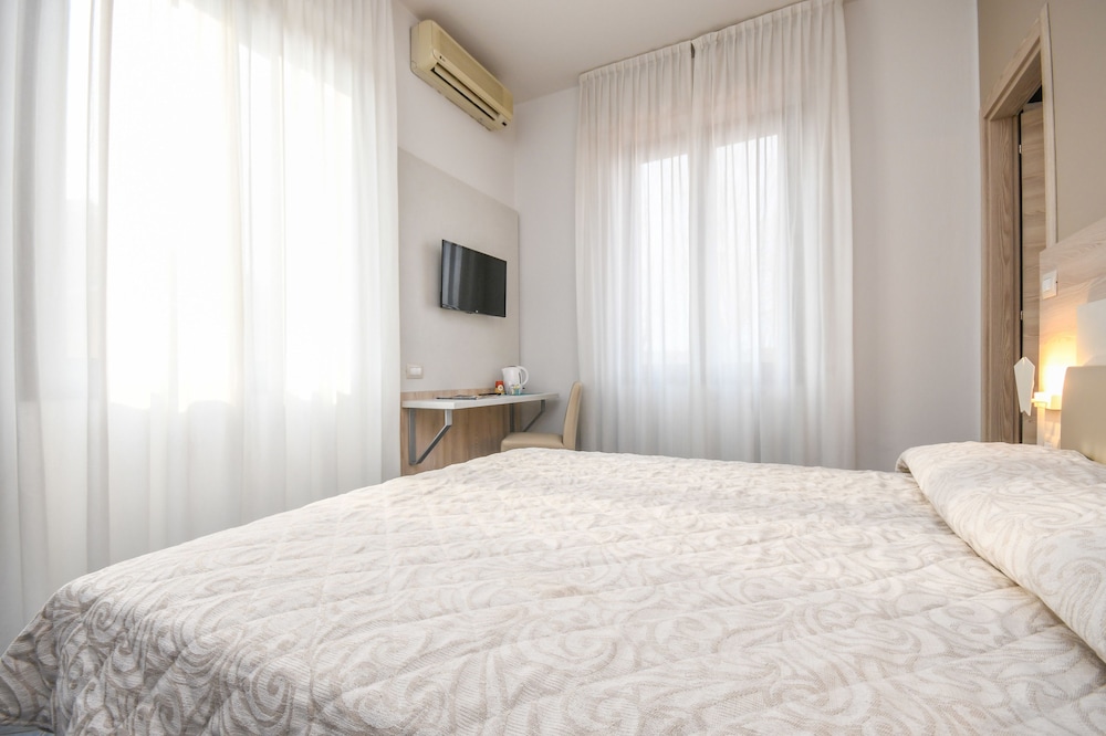 Hotel Riel — Hotel rooms in Sirmione, Lombardy