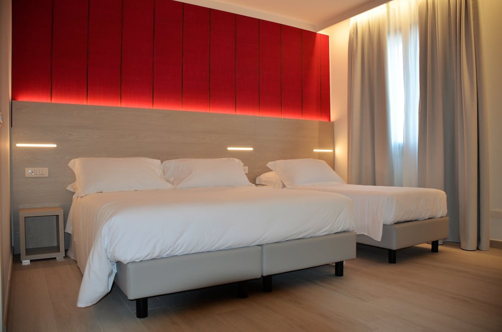 Hotel San Marco — Hotel rooms in Peschiera del Garda, Veneto