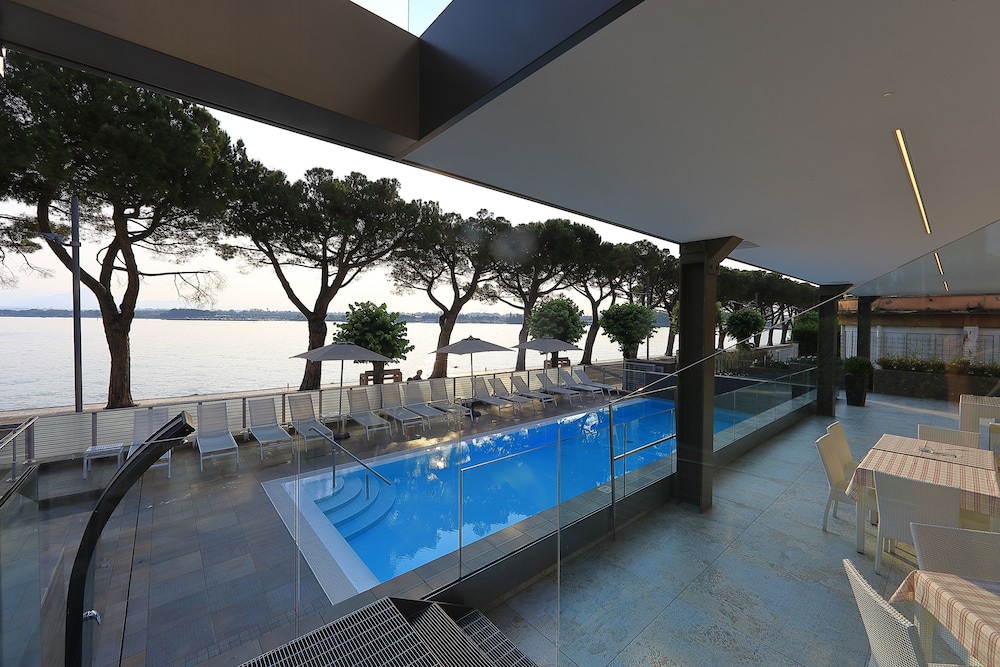 Hotel San Marco — Swimming pool in Peschiera del Garda, Veneto