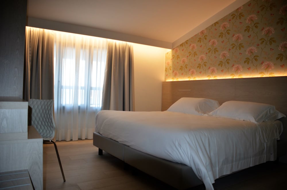 Hotel San Marco — Hotel rooms in Peschiera del Garda, Veneto