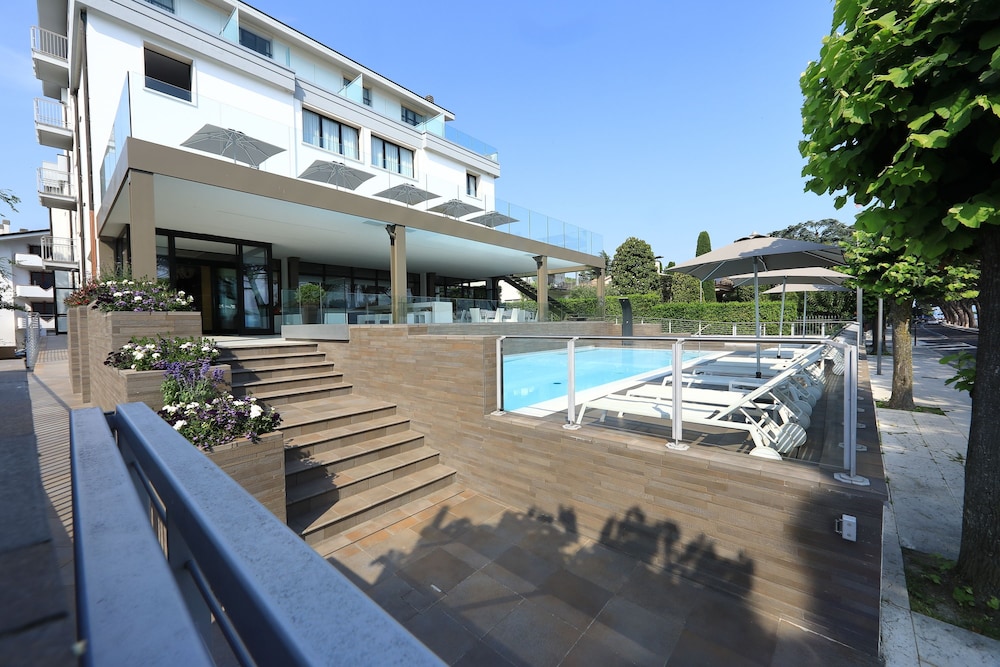 Hotel San Marco — Swimming pool in Peschiera del Garda, Veneto