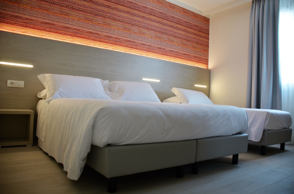 Hotel San Marco — Hotel rooms in Peschiera del Garda, Veneto