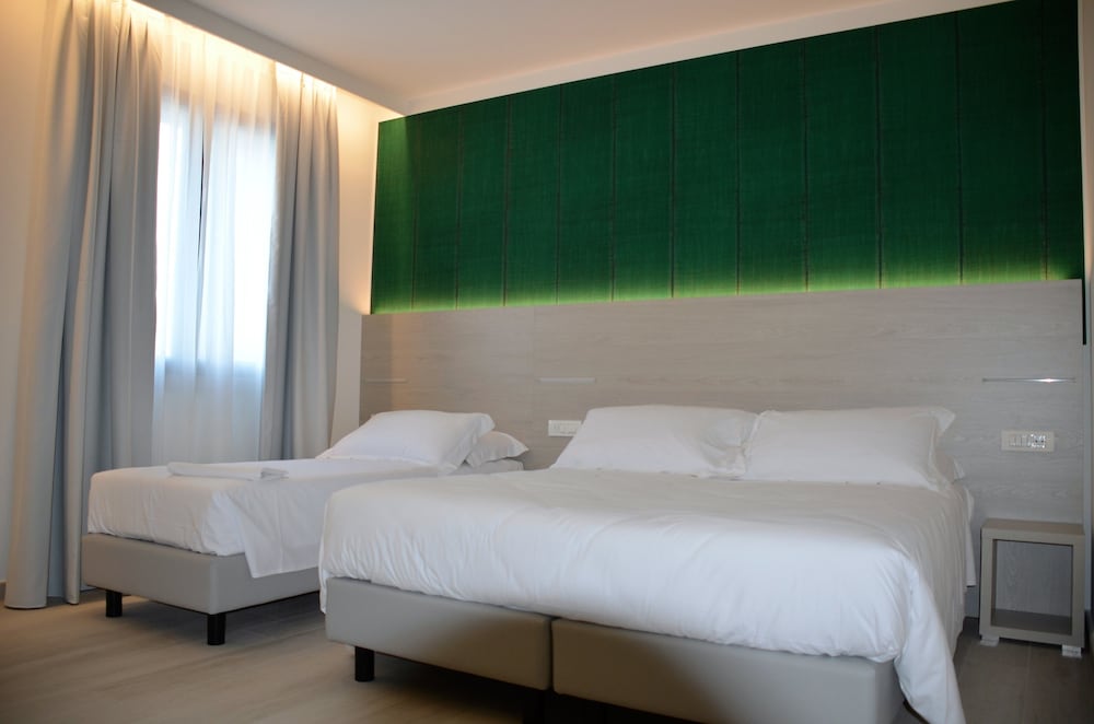 Hotel San Marco — Hotel rooms in Peschiera del Garda, Veneto