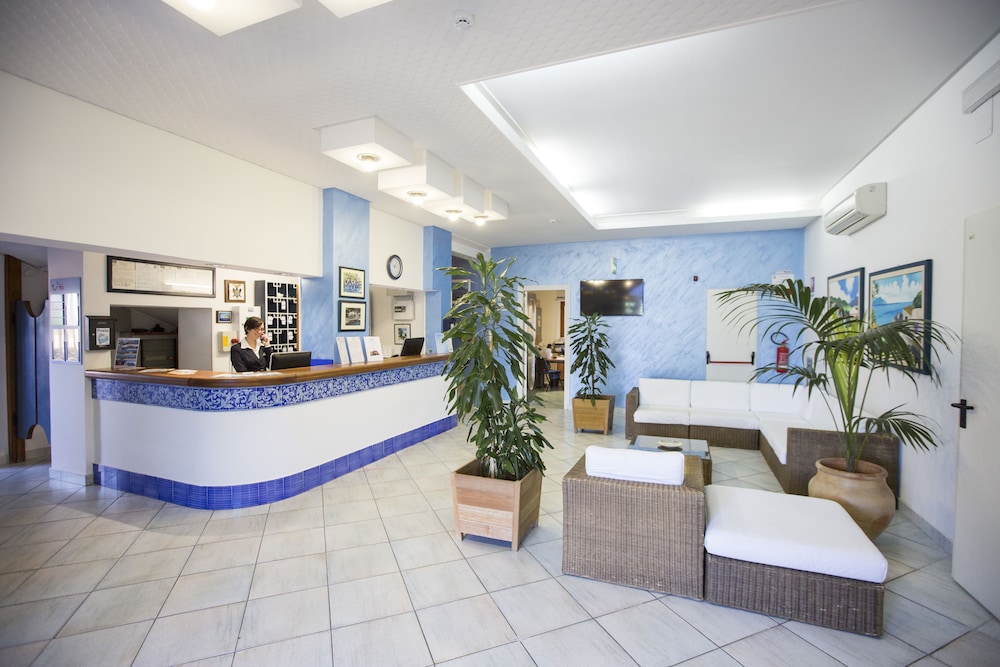 Hotel Tourist — Hotel building in Cefalù, Sicily