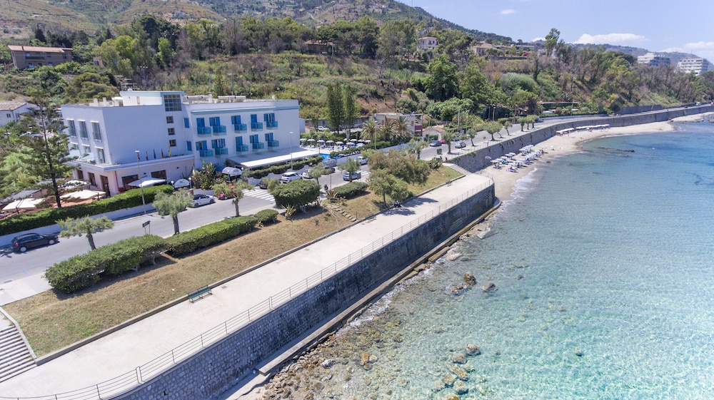 Hotel Tourist — Hotel building in Cefalù, Sicily