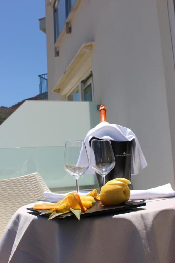 Hotel Tourist — Hotel building in Cefalù, Sicily