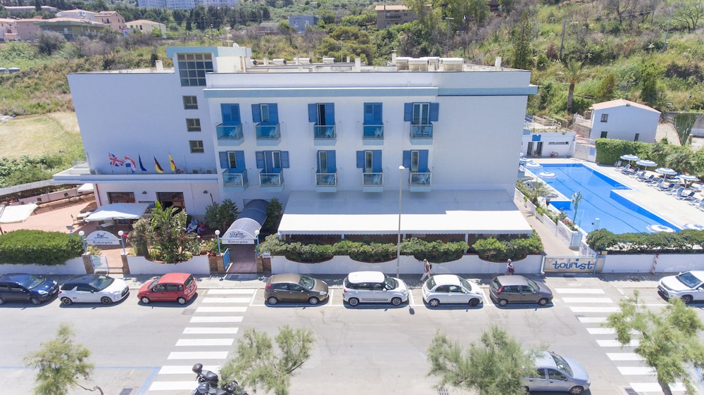 Hotel Tourist — Hotel building in Cefalù, Sicily