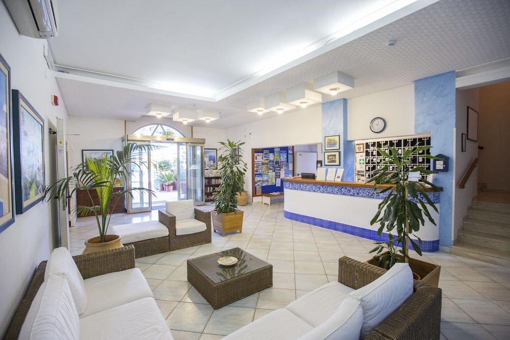 Hotel Tourist — Hotel building in Cefalù, Sicily