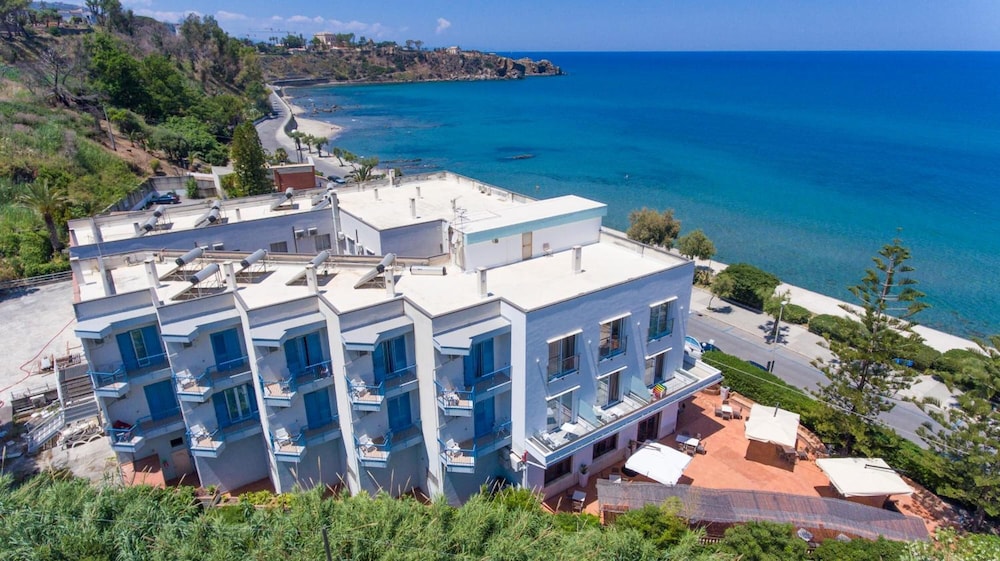 Hotel Tourist — Hotel building in Cefalù, Sicily