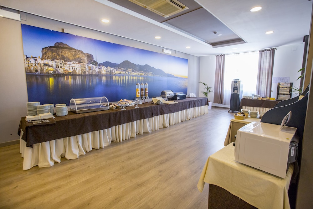 Hotel Tourist — Restaurant & bars in Cefalù, Sicily