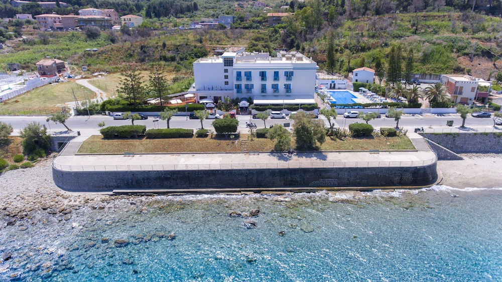 Hotel Tourist — Hotel building in Cefalù, Sicily