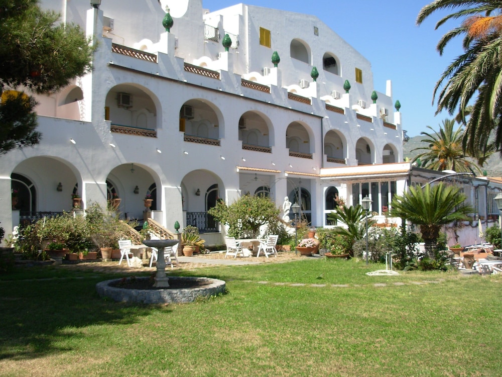 Arathena Rocks Hotel — Hotel building in Giardini Naxos, Sicily