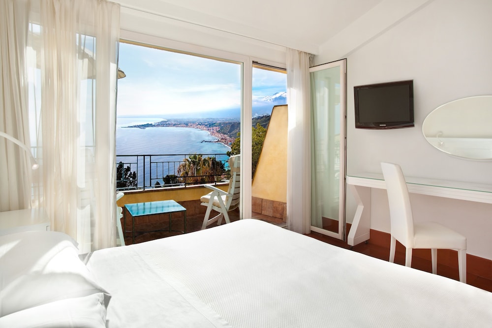 Hotel Villa Belvedere — Hotel rooms in Taormina, Sicily