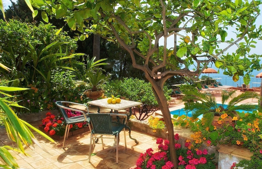 Hotel Villa Belvedere — Swimming pool in Taormina, Sicily