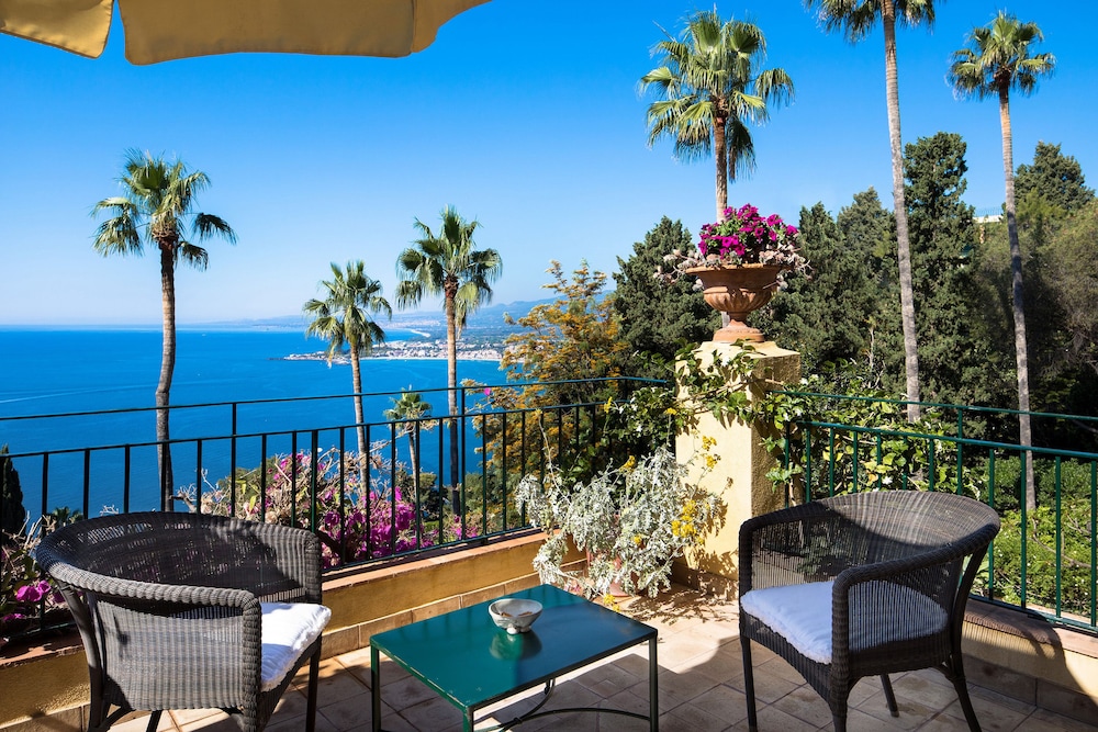 Hotel Villa Belvedere — Hotel rooms in Taormina, Sicily