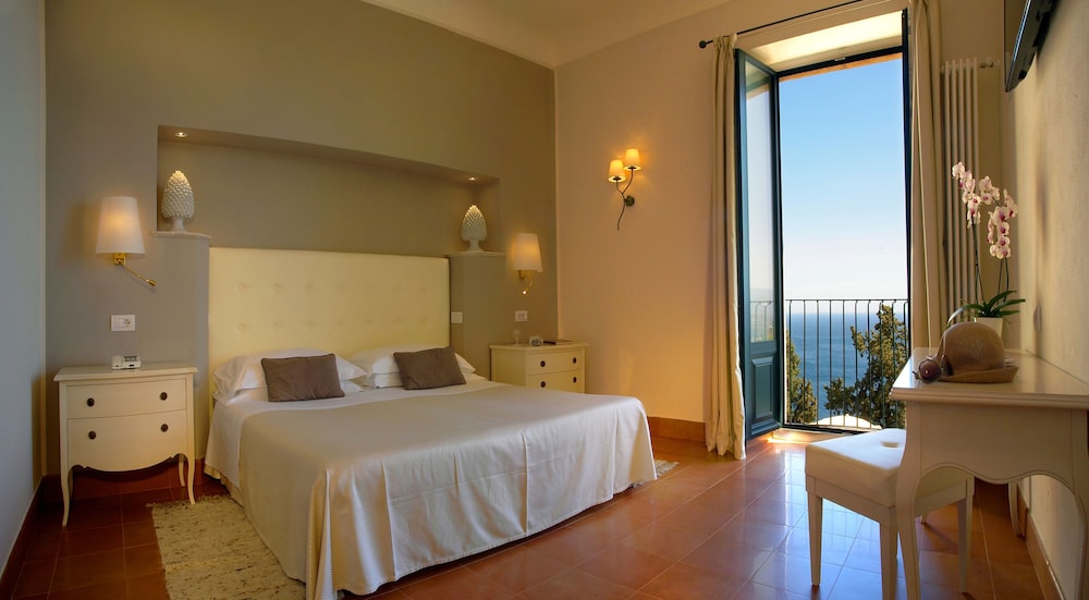 Hotel Villa Belvedere — Hotel rooms in Taormina, Sicily