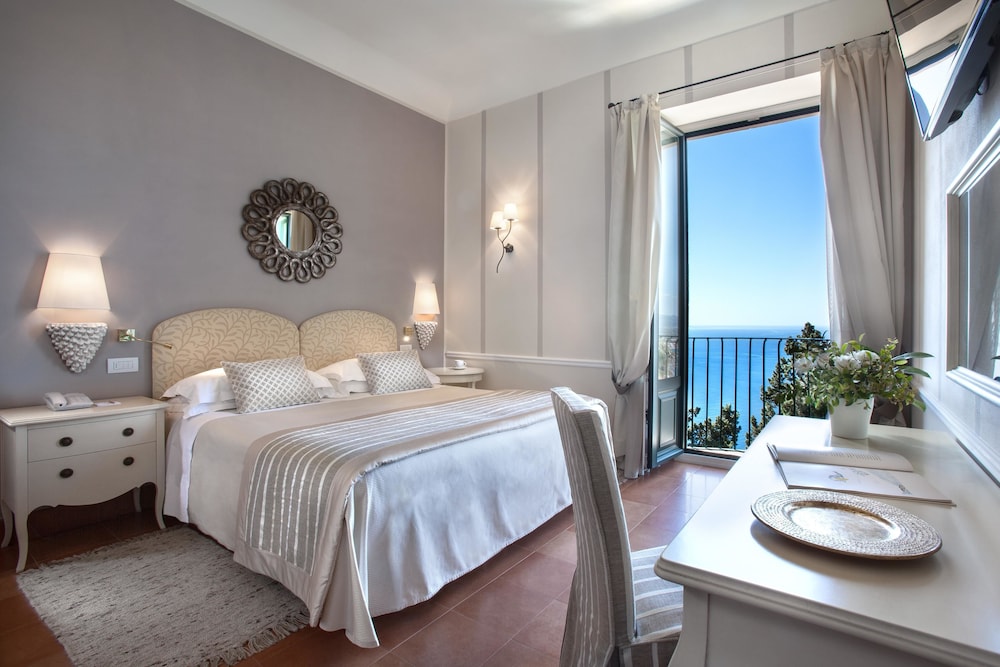 Hotel Villa Belvedere — Hotel rooms in Taormina, Sicily