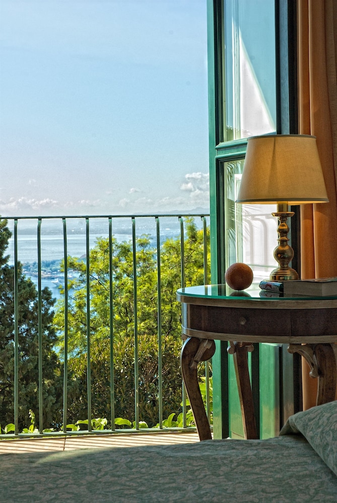 Hotel Villa Belvedere — Hotel rooms in Taormina, Sicily